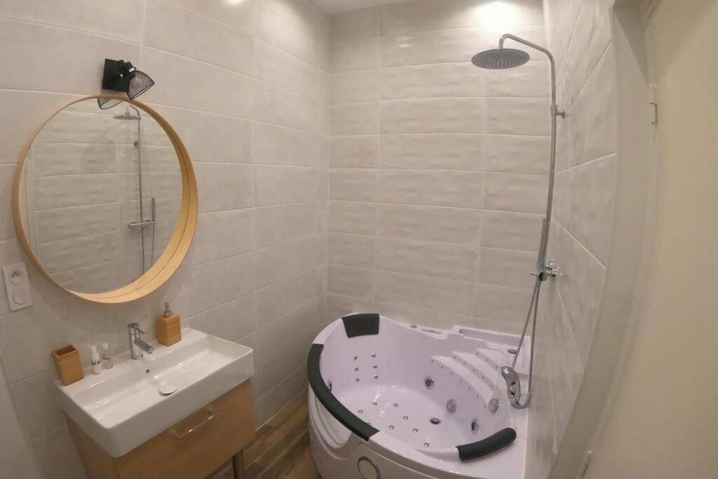 ビユールバンヌL'Escapade De Lyon, Charpennes, Jacuzzi Et Emplacement Idealアパートメント エクステリア 写真